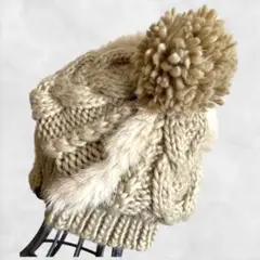美品♡ラビットファー付ボンボン付きウール混ニットキャップ ケーブル編み ベージュ