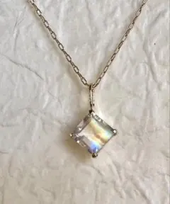 【K18】５角のペンダントトップに月の輝きのブルームーンストーンを使用！