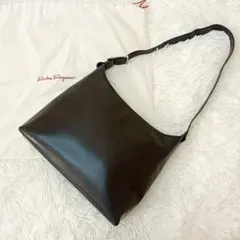 フェラガモ ショルダーバッグ レザー ヴァラ 肩掛け シルバー金具 ブラック