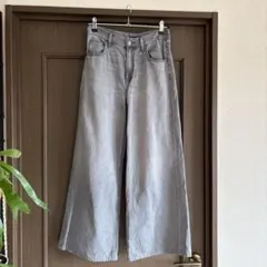 グレーのワイドパンツ