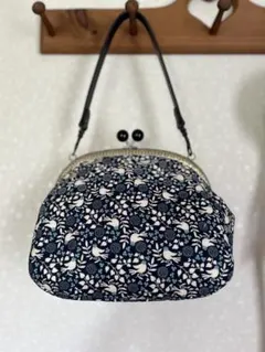 ハンドメイド　鳥と花柄がま口バッグ ネイビー