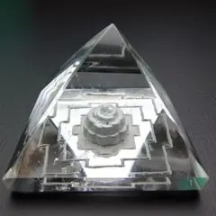ネパール ガネッシュヒマール産 ヒマラヤ水晶製 ピラミッドシュリヤントラ ＃9