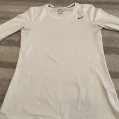 ナイキ　ドライフィット　レディース白シャツ　USサイズS(日本Mサイズ)