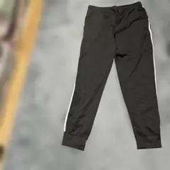 黒のジョガーパンツ サイド白ストライプ