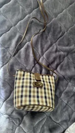 Aquascutumのショルダーバッグと財布