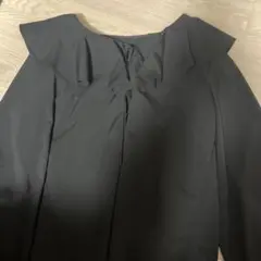 フリル付き黒長袖トップス　GU