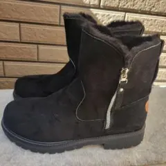 黒いスエードムートンブーツ