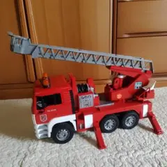 ヨネザワのベル付き FUSO ハシゴ消防車リフトアクション（全長40cm