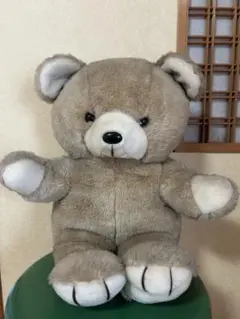 ベージュのクマのぬいぐるみ