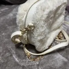 ファーショルダーバッグ アイボリー ゴールドチェーン ふわふわ 冬バッグ
