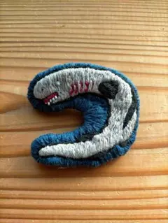 刺繍ブローチ　ラブカ　深海魚　ブローチ