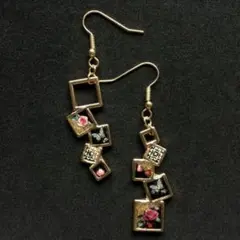 ゴシック風　黒×ゴールド　薔薇の花　5連四角フレーム　ピアス