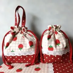 N㉛お弁当袋とコップ袋とランチョンマット　３点セット　丸い苺&暗め赤ドット柄