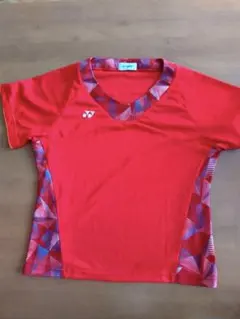 YONEX 赤いシャツ 幾何学模様