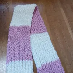 ピンクと白のマフラー