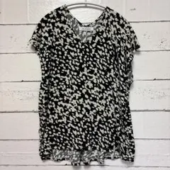 【AZUL BY MOUSSY 】Vネックトップス白黒　色柄