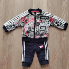 ミッキーとミニーマウスのプリントが施されたadidasのジャージのセットアップ