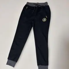 ボディーグローブ　黒いトレーニングパンツ