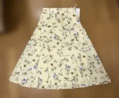 新品タグ付き‼️ UNTITLED フラワープリントフレアスカート　1のサムネイル
