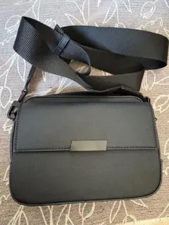 ZARA ショルダーバッグ　エンボステクスチャークロスボディバッグ