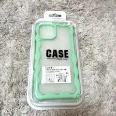 iPhone15ケース　グリーン　うねうね　ウェーブ　なみなみ　シンプル　新品