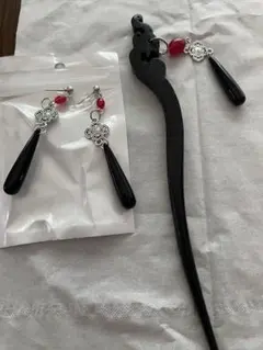 黒いかんざしと赤いビーズのピアスセット