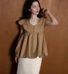ベージュ フレアシルエット トップス