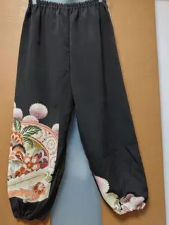 着物リメイク、 黒留袖のパンツ、正絹、 華やかな柄