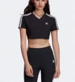 adidas ショート丈　クロップドtシャツ