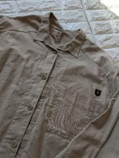 BLANC basque ブランバスク バックプリント パール風ボタンブラウス
