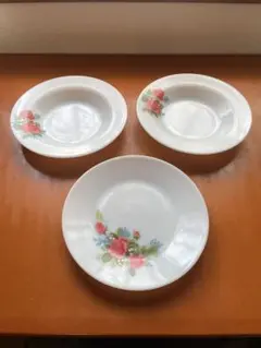 イギリス　ビンテージ　ミルクガラス　お皿×3のサムネイル