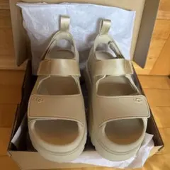 UGG GoldenGlow ゴールデングロウ 厚底 サンダル ベージュ　23のサムネイル