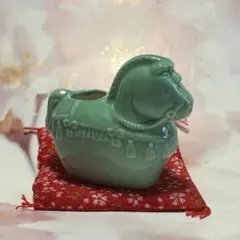 緑色の馬型陶器置物