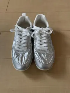 タイムセール/ZARA シルバースニーカー　35(22.5)のサムネイル