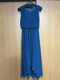 青いノースリーブドレス