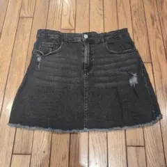ZARAのダークグレー デニムスカート フリンジ裾