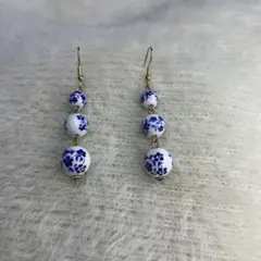 青と白の花柄のフックピアス