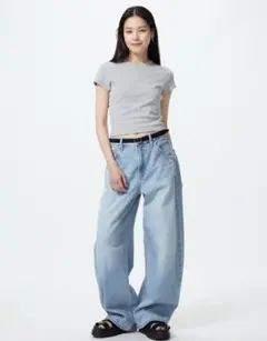 補正済みUNIQLO バギーバレルレッグジーンズ　 24 ブルーのサムネイル