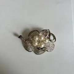 花形メタルブローチ パール風装飾付き