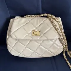 キルティング　合皮　ショルダーバッグ　ライトベージュ　レザー編み込みショルダー紐