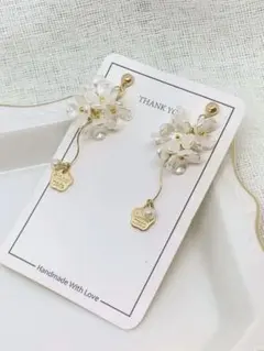 ホワイトお花　　揺れるパール　イヤリングorピアス　ハンドメイド