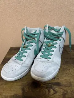 ナイキ ダンク ハイ SE ファーストユース "ライトボーン/グリーンノイズ