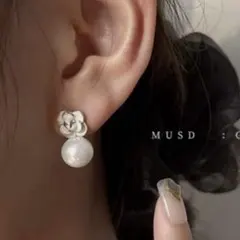 金縁　ホワイト　フラワー　ゆらゆら　フェイクパール　ピアス