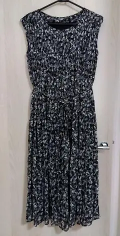 新品タグ付【jeunne garcon】★花柄プリーツワンピース★黒×白（M）