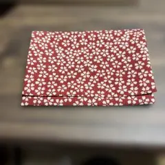 【値下げ】ポケット付き携帯ティッシュ入れ 赤い花柄の布製和小物