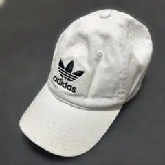 adidas originals キャップ 白 ロゴ刺繍 金具ロゴ刻印 帽子