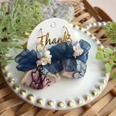 こぶりが可愛い♡ネイビーリボン▶◀ピンク✽お花刺繍インドリボン花束ブーケピアス