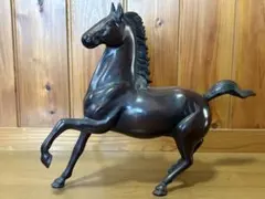 馬の置物「勇馬」　寸法／幅約43×奥行約10×高さ約35cm 重さ／約5Kg