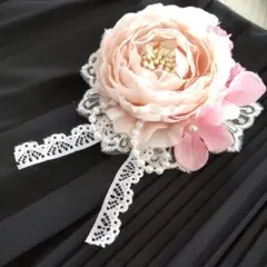 ピンクのレースコサージュ