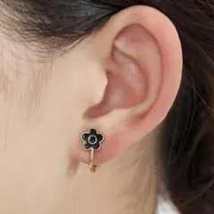 MARY QUANT デイジー イヤリング ゴールド ブラックのサムネイル